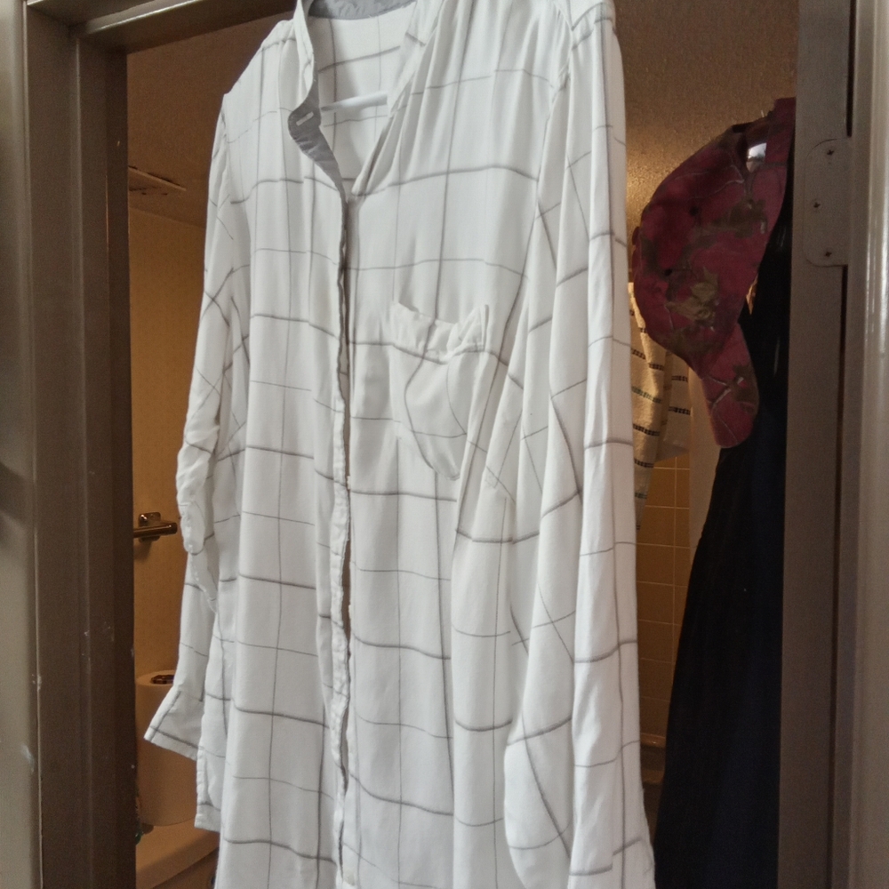 Men's size large button up casually worn dress shirt - Picture 4 of 4